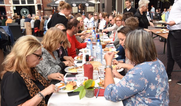 Het eten was niet alleen lekker, het was ook heel gezellig | Fotonummer: 3bd39f