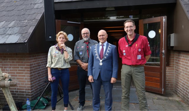 Burgemeester Van Rooij met de drie afgevaardigden van de scoutings. | Fotonummer: 9fc37c