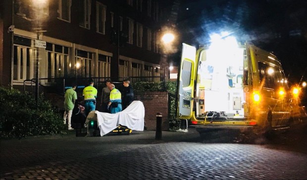 Rond middernacht hielp het ambulancepersoneel de vrouw. | Fotonummer: 14e894