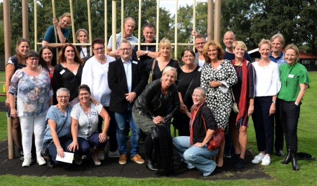 Alle klassen gingen samen op de foto. Net als vroeger | Fotonummer: 5e01fd