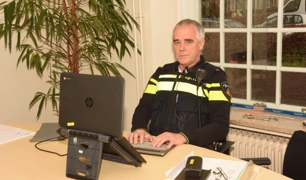 Frans aan het werk op het politieloket in het gemeentehuis | Fotonummer: a913d5