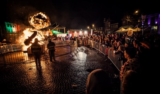 De pop Willemke Pap wordt op carnavalsdinsdag verbrand. Foto: Die Ene Fotograaf | Fotonummer: 5077dd