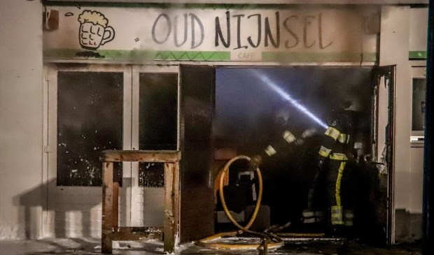 Het café brandde van binnen uit. De oorzaak is nog onbekend. | Fotonummer: 4968a7