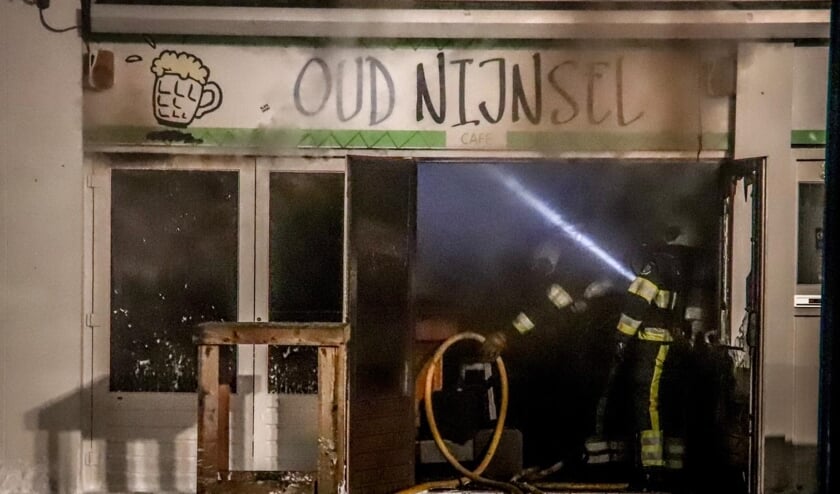 Het café brandde van binnen uit. De oorzaak is nog onbekend. | Fotonummer: 4968a7