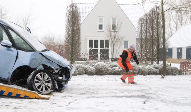 De auto is opgehaald door een berger. | Fotonummer: 2002c5
