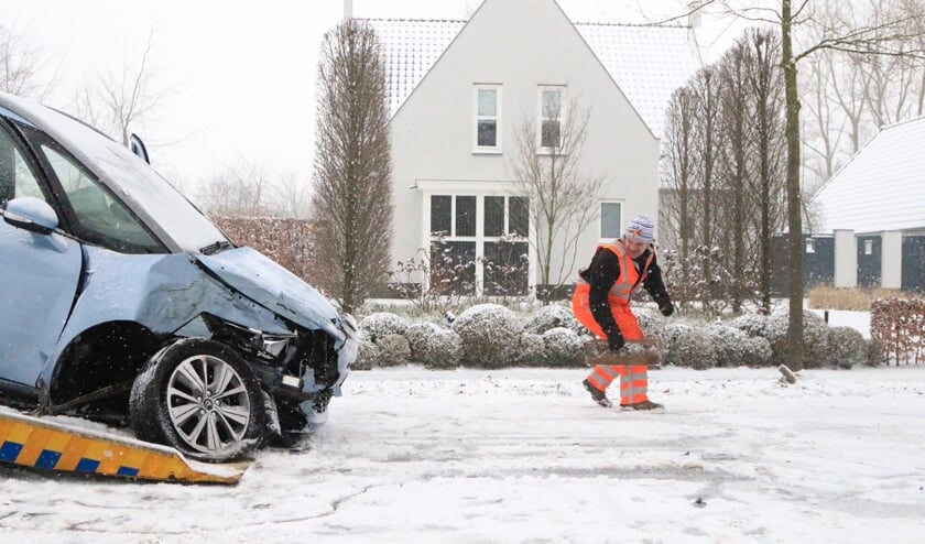 De auto is opgehaald door een berger. | Fotonummer: 2002c5