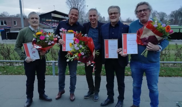 vlnr: Leo Asveld (lid van verdienste), Jeroen van Door (lid van verdienste), Ad van Acht (voorzitter), Wim van Meijl (erelid) en Hans van Casteren (lid van verdienste). | Fotonummer: ff5ed1