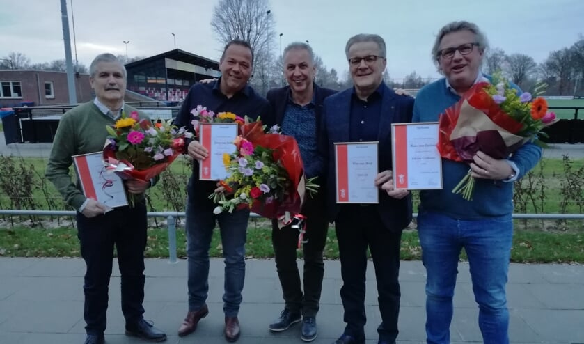 vlnr: Leo Asveld (lid van verdienste), Jeroen van Door (lid van verdienste), Ad van Acht (voorzitter), Wim van Meijl (erelid) en Hans van Casteren (lid van verdienste). | Fotonummer: ff5ed1