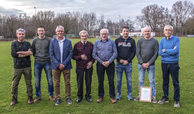 van links naar rechts: Wil vd Linden (50 jr.), Bart vd Berk (40 jr.), Jan Smits (60 jr.), Gerard Rovers (70 jr.), Jep vd Berk (60 jr.), Jürgen vd Laar (40 jr.), Ad Nouwens (50 jr) en Christ van Hastenberg (60 jr.).Niet op de foto: Gert-wilm Kuijpers (40 jr.) en Peter Smulders (40 jr). | Fotonummer: 856f08