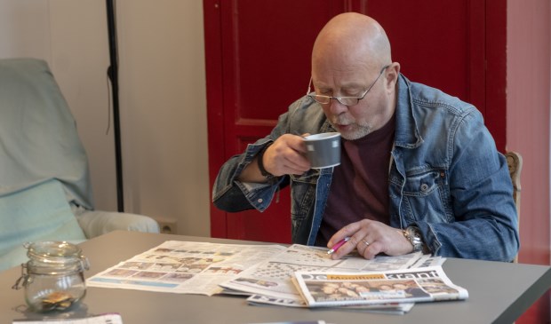 Zo zit je de krant te lezen en dan gaat de deurbel... | Fotonummer: 169fc3