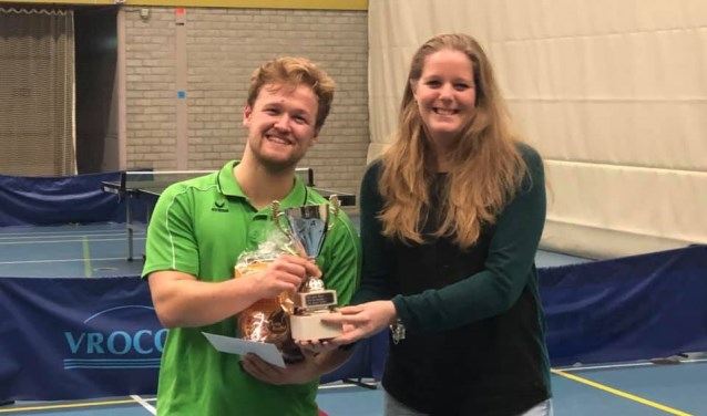 Uit handen van Tamara Konings krijgt Menno van Os de eerste prijs. | Fotonummer: 77851a