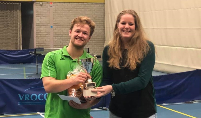 Uit handen van Tamara Konings krijgt Menno van Os de eerste prijs. | Fotonummer: 77851a
