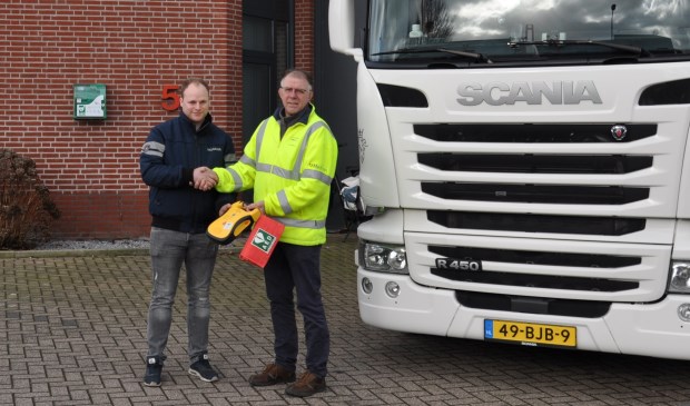 Erwin Kraaijvanger neemt de AED over van Toin Lathouwers. | Fotonummer: c18433