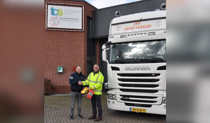 Erwin Kraaijvanger neemt de AED over van Toin Lathouwers. | Fotonummer: c18433