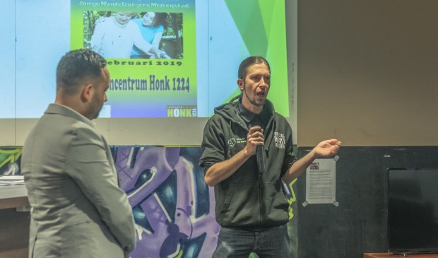 Ayoub Aabakrimi (l) en Jack Elbers geven een presentatie in jeugdhonk 1224. | Fotonummer: 2c95b4