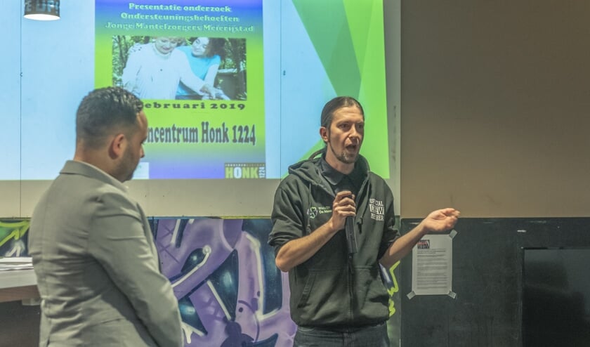 Ayoub Aabakrimi (l) en Jack Elbers geven een presentatie in jeugdhonk 1224. | Fotonummer: 2c95b4