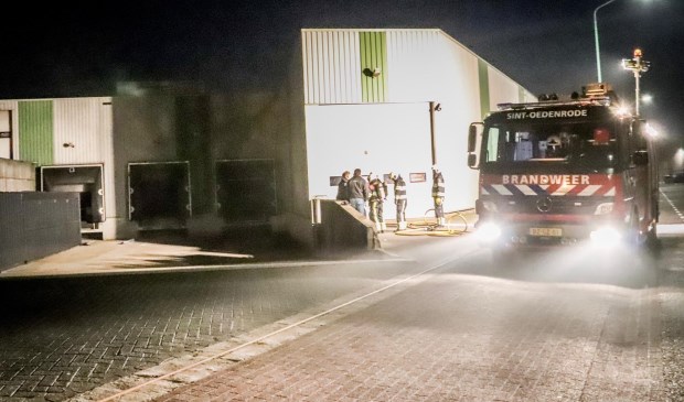 De brandweer in actie bij het Nijnselse bedrijf. | Fotonummer: de5aa2
