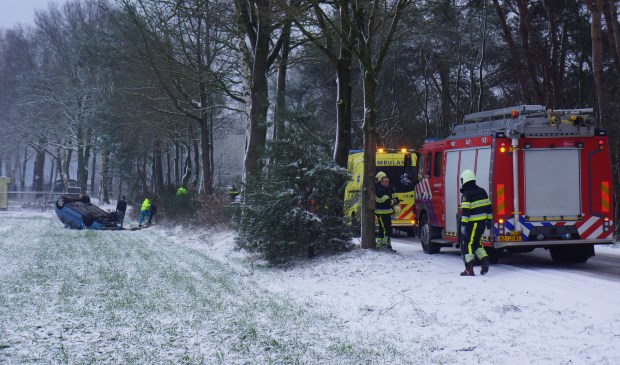 Links is de auto zichtbaar die in het weiland terecht is gekomen. | Fotonummer: 1b9f66