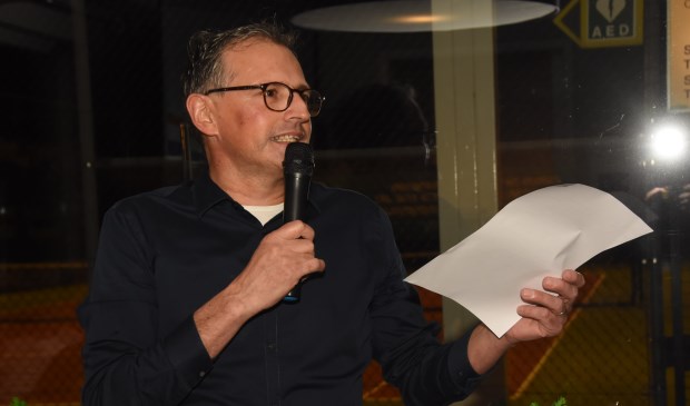 Oud-voorzitter René van den Elsen mag zich voortaan erelid van de vereniging noemen | Fotonummer: dc9f75