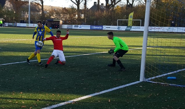 Stefan Hulsen schoot deze bal net naast. | Fotonummer: c3dde6
