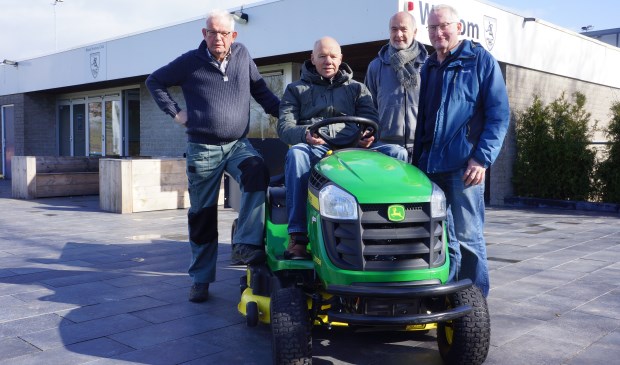 De opruimploeg van MHC. v.l.n.r.: Theo van de Loo, Theo van de Loo, Bert van 't Hof en René Touw. Ad van der Heijden ontbreekt op de foto. | Fotonummer: 59a59f