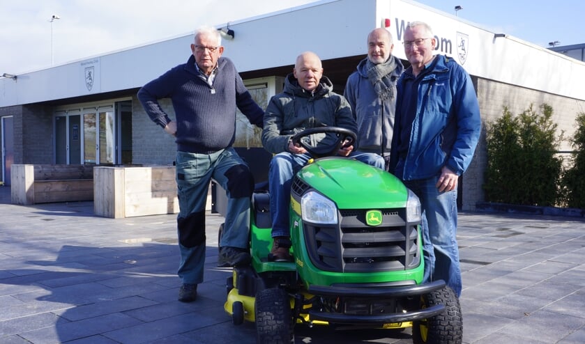 De opruimploeg van MHC. v.l.n.r.: Theo van de Loo, Theo van de Loo, Bert van 't Hof en René Touw. Ad van der Heijden ontbreekt op de foto. | Fotonummer: 59a59f