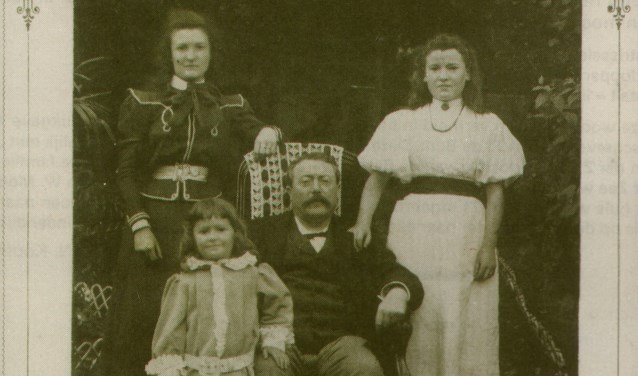 Wilhelm van der Hagen met naast hem zijn zoon Hein. Achter hem zijn twee stiefdochters. Hier was hij zich nog onbewust van het feit dat hij na zijn dood als Willemke Pap zal uitgroeien tot dé Rooise Papbuik | Fotonummer: 042304