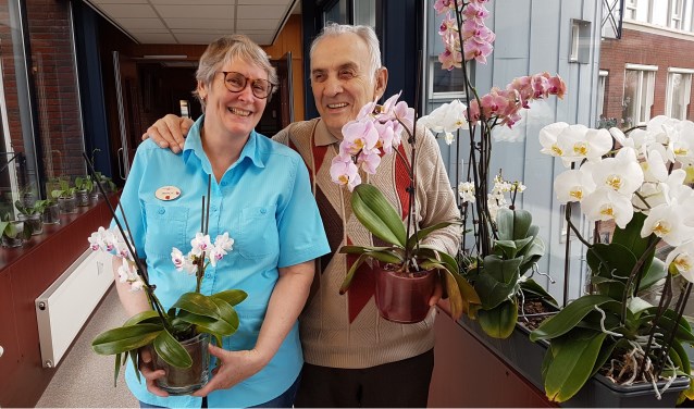 Berdie en Piet tonen trots enkele van hun bloemen. | Fotonummer: 244bb7