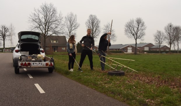 Het lijkt er op dat de berm van de weg door sommigen als milieustraat gezien | Fotonummer: d47a4a