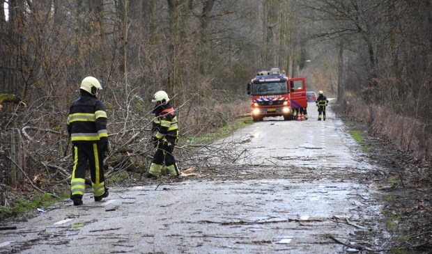 De brandweer maakte de weg vrij. | Fotonummer: 8b23a6