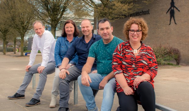 v.l.n.r: Marco Stoffelen, Dianne van der Linden-Stoffelen, Darno Rovers, Frans Willems en Ellis Rijkers. Op de foto ontbreekt Willem van de Sande | Fotonummer: 3c3192