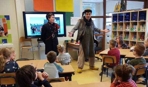 Bijzonder bezoek in de schoolklas. | Fotonummer: d6a15f