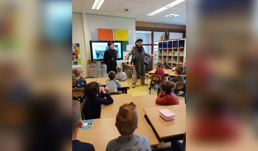 Bijzonder bezoek in de schoolklas. | Fotonummer: d6a15f