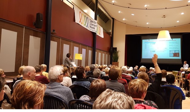 Een volle zaal met vrijwilligers. | Fotonummer: 4070b0