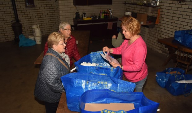 Afgelopen zaterdag werden de pakketten aan de wijkhoofden uitgereikt | Fotonummer: 45de84
