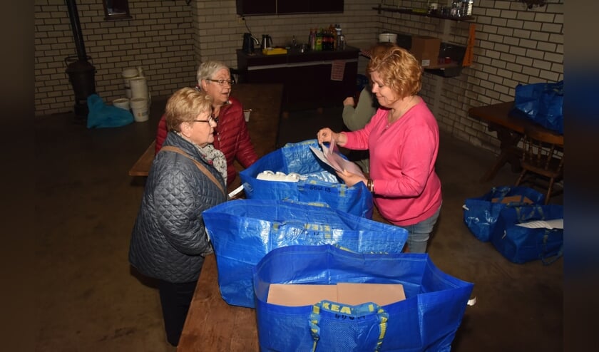 Afgelopen zaterdag werden de pakketten aan de wijkhoofden uitgereikt | Fotonummer: 45de84