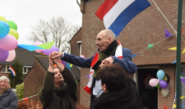 Jan 'Til' van den Tillaar wordt op zijn 80e verjaardag verrast | Fotonummer: 7483d4