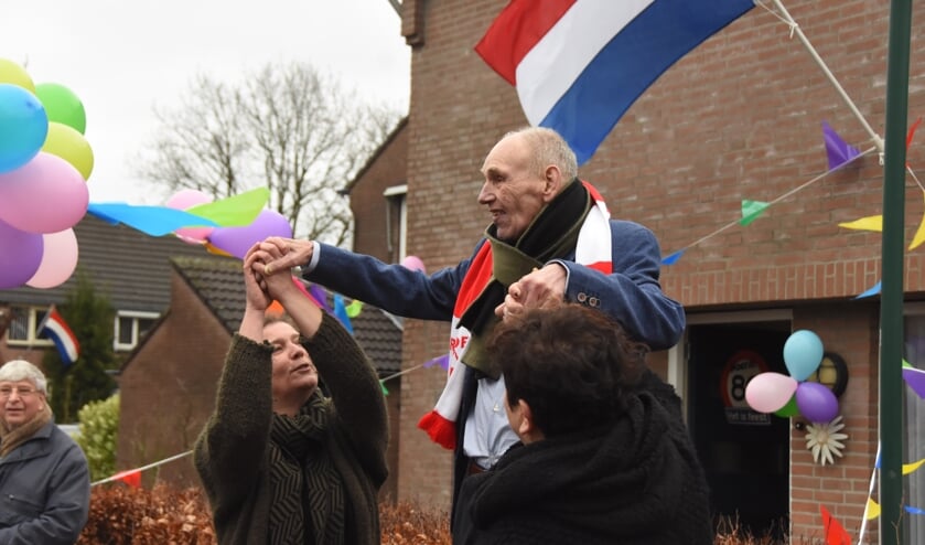 Jan 'Til' van den Tillaar wordt op zijn 80e verjaardag verrast | Fotonummer: 7483d4