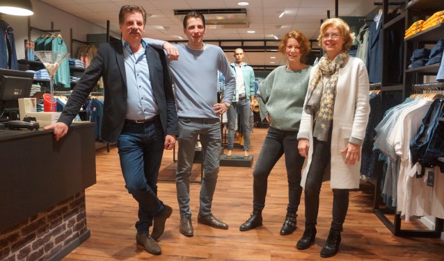 v.l.n.r.: Peer, Ludo, medewerkster Miranda en Willy-Ann. | Fotonummer: 9402ca