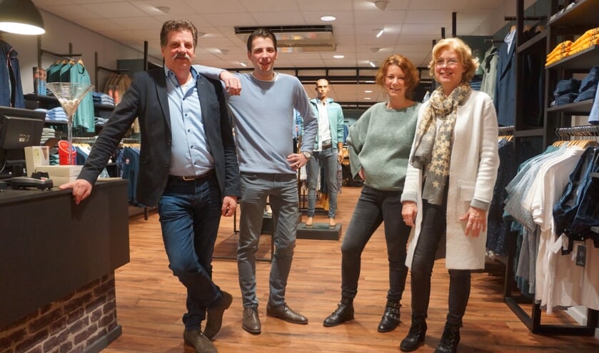 v.l.n.r.: Peer, Ludo, medewerkster Miranda en Willy-Ann. | Fotonummer: 9402ca