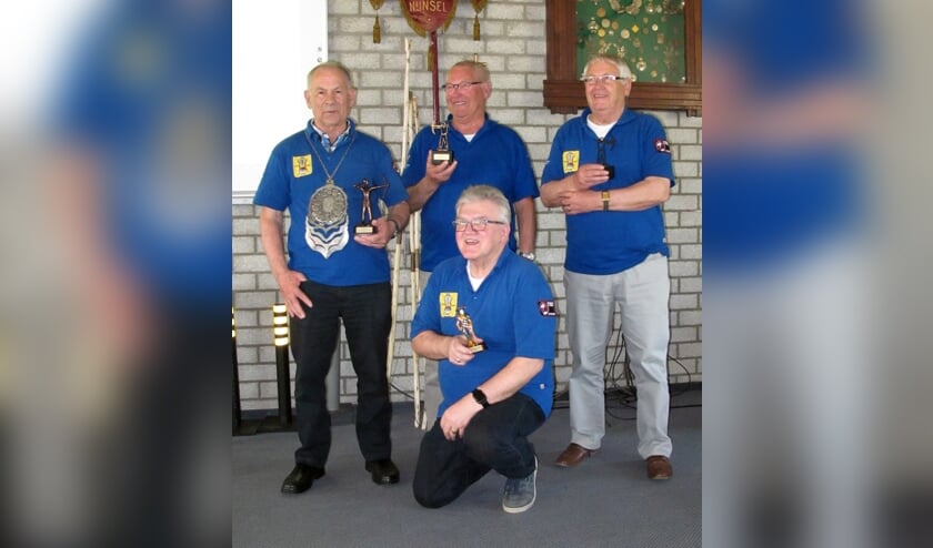 v.l.n.r.: Toon Relou, Tom van den Brand, Martien van den Brand; vooraan: Gerard Kluijtmans | Fotonummer: 17cfb3