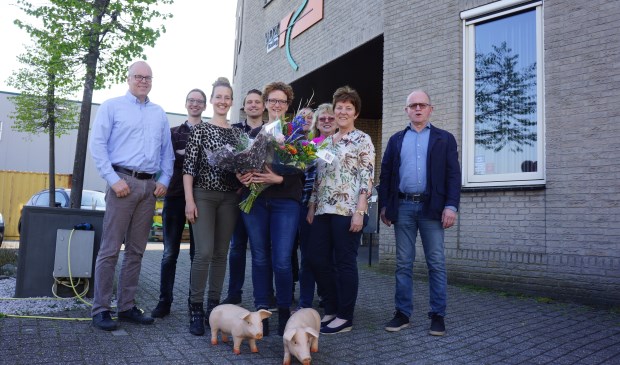 Ingeborg straalt hier met haar collega's. Eigenaar Roel staat er niet bij door een zakenreis. | Fotonummer: 0dce63