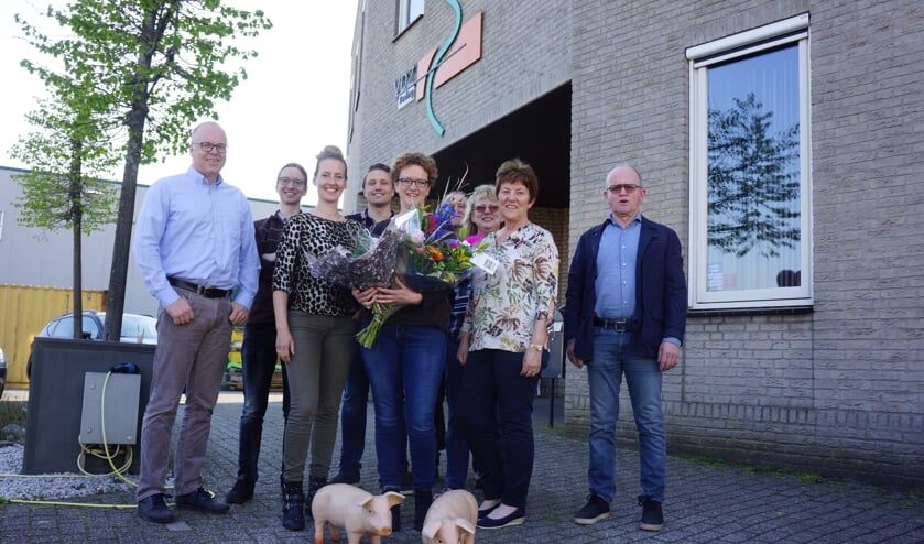 Ingeborg straalt hier met haar collega's. Eigenaar Roel staat er niet bij door een zakenreis. | Fotonummer: 0dce63