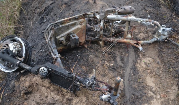 De scooter brandde volledig af. | Fotonummer: 6657a2