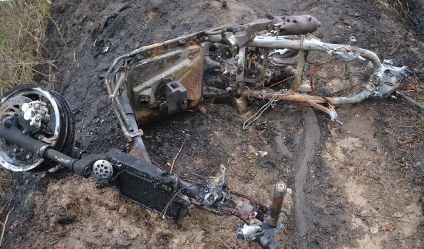 De scooter brandde volledig af. | Fotonummer: 6657a2