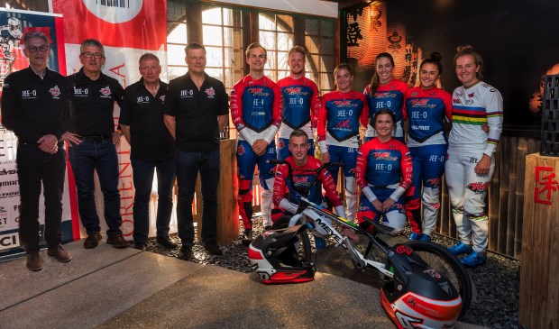 Het complete team in vol ornaat. | Fotonummer: 303804