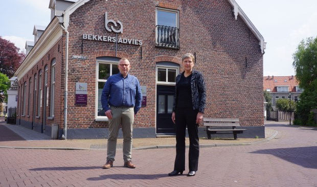 Wim en Lucy voor hun nieuwe onderkomen. | Fotonummer: 44d8f6