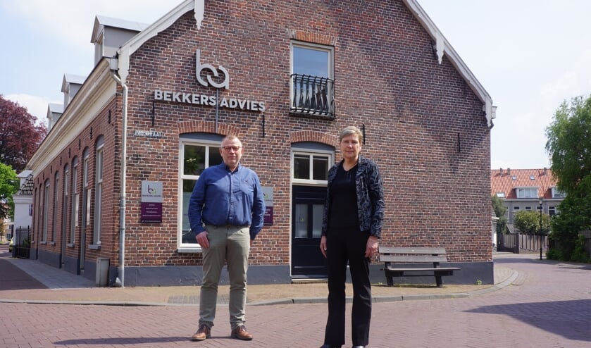 Wim en Lucy voor hun nieuwe onderkomen. | Fotonummer: 44d8f6