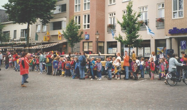 Rijen dik voor de Intertoys, jaren geleden. | Fotonummer: a4dd48