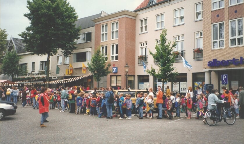 Rijen dik voor de Intertoys, jaren geleden. | Fotonummer: a4dd48